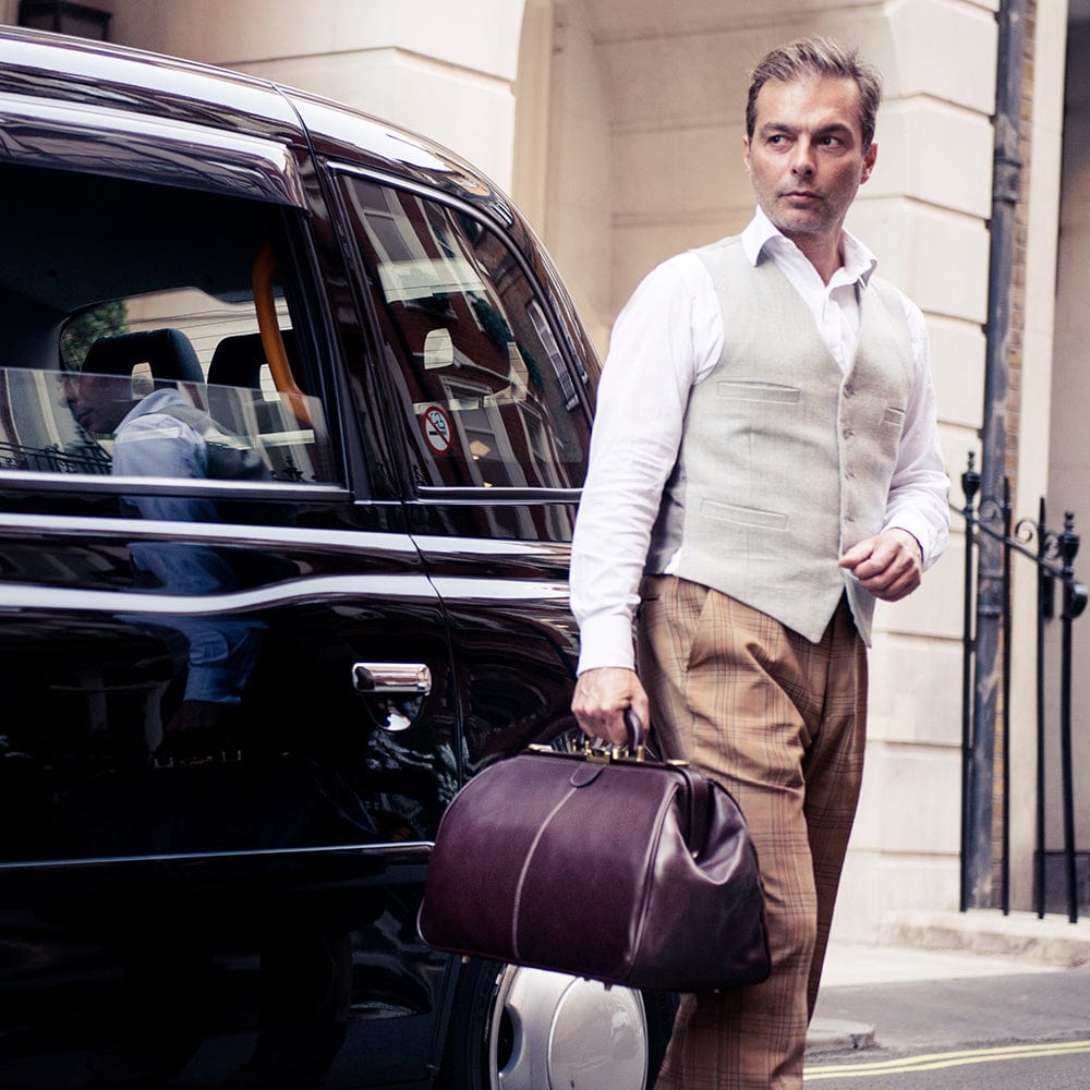 Gladstone bag in leather, brown, lifestyle shot