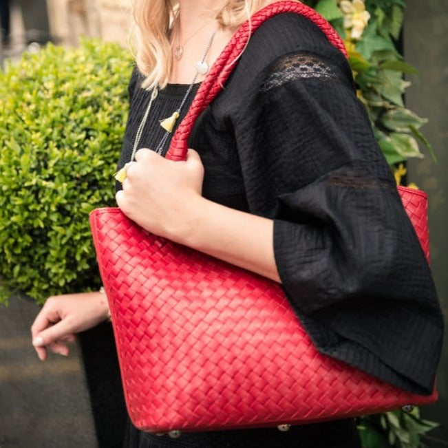Woven leather shoulder bag, red, lifestyle