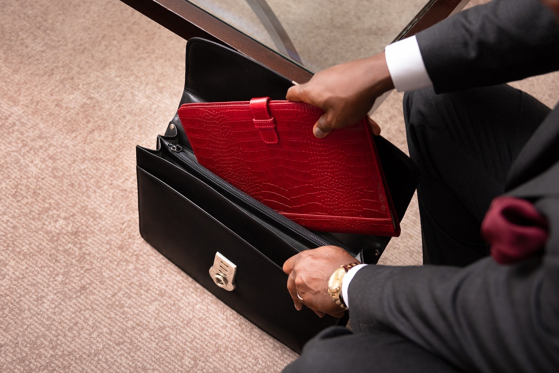 Leather Document Folders and Conference Folders: How to Choose the Right One