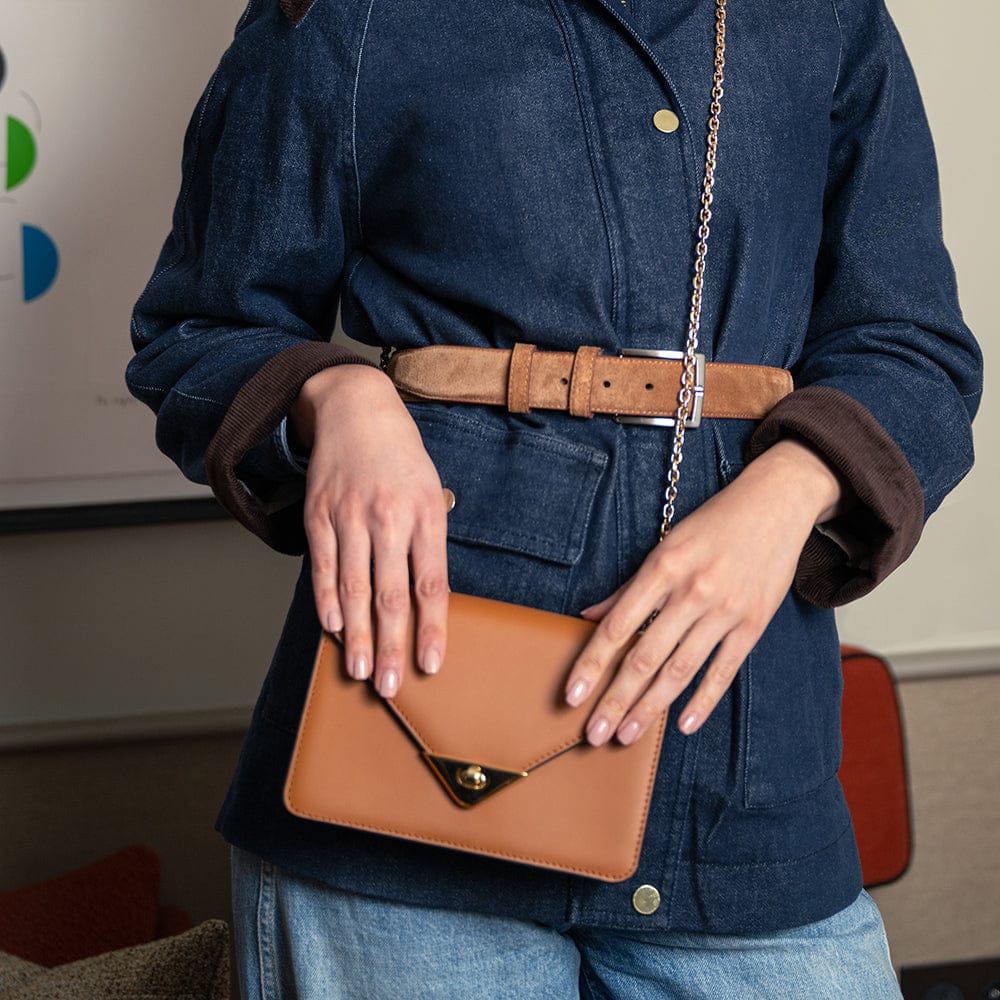 Small leather envelope chain bag, camel, lifestyle