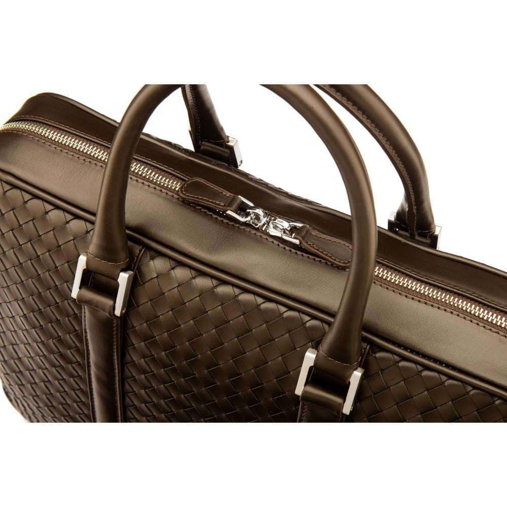 The Tressé leather laptop bag, brown woven, closeup