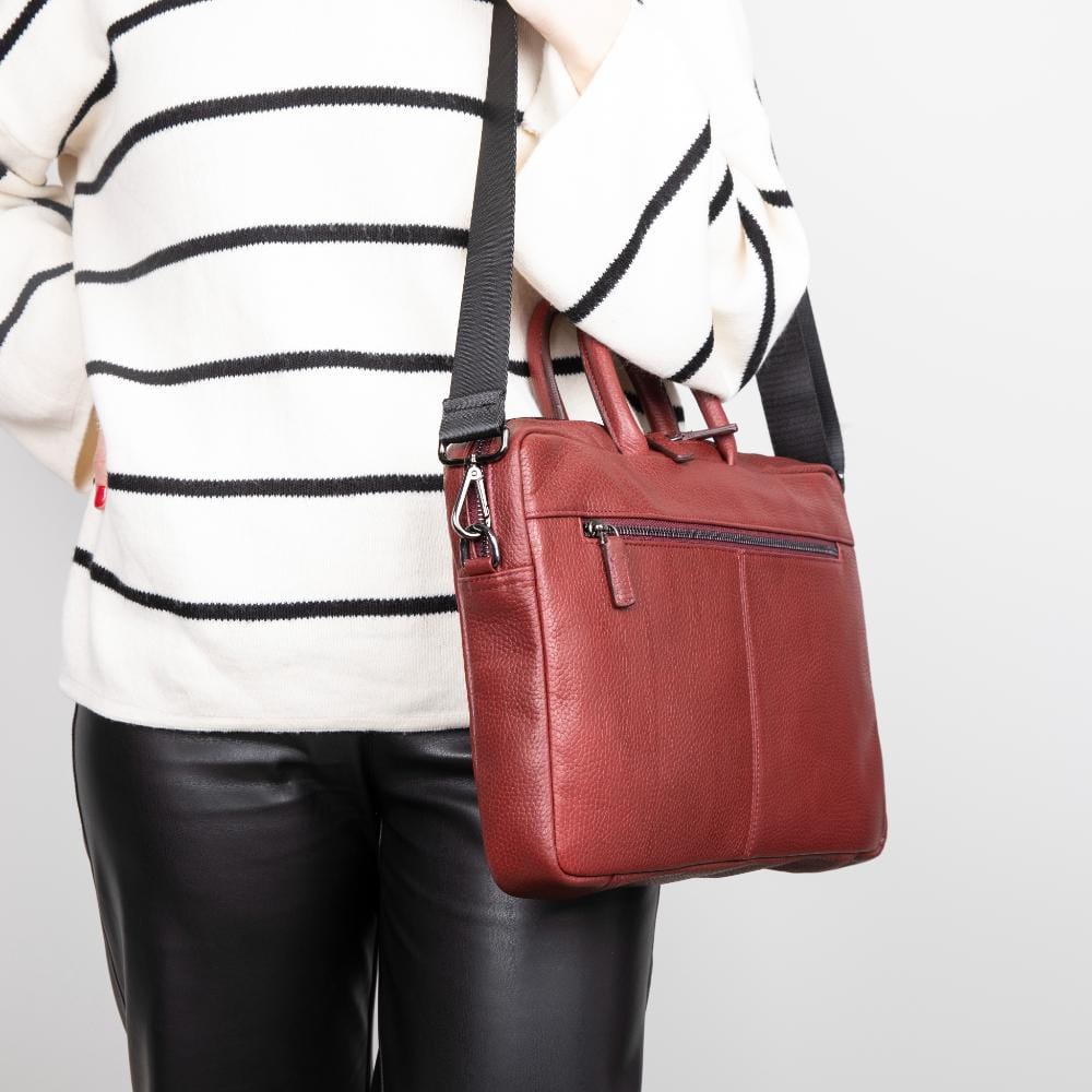 15" leather laptop bag, burgundy, lifestyle
