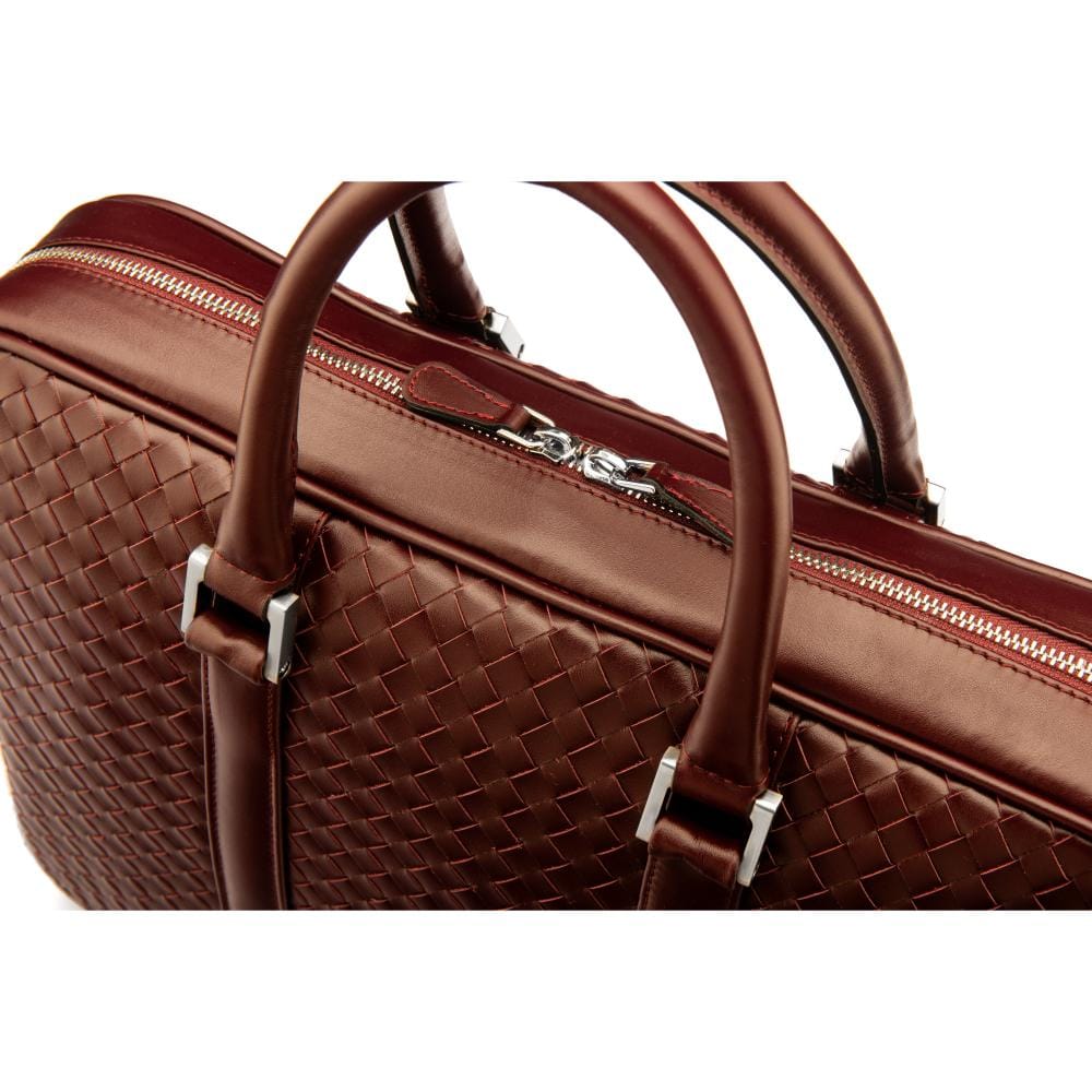 The Tressé leather laptop bag, burgundy woven, closup