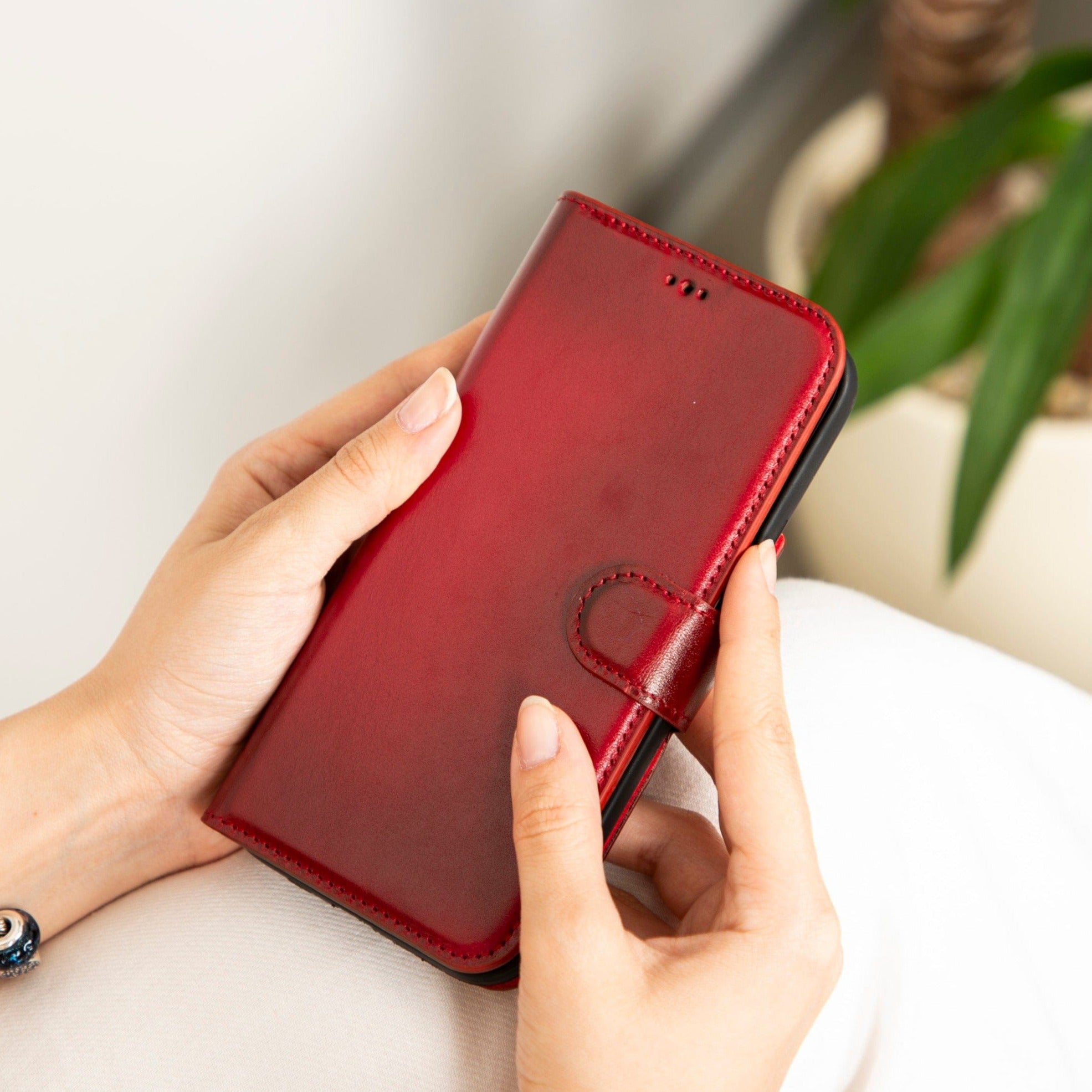 iPhone 15 Pro case in leather with RFID, burnished red, lifestyle