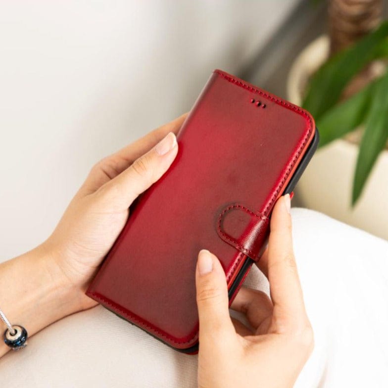 iPhone 15 Pro Max case in leather with RFID, burnished red, lifestyle