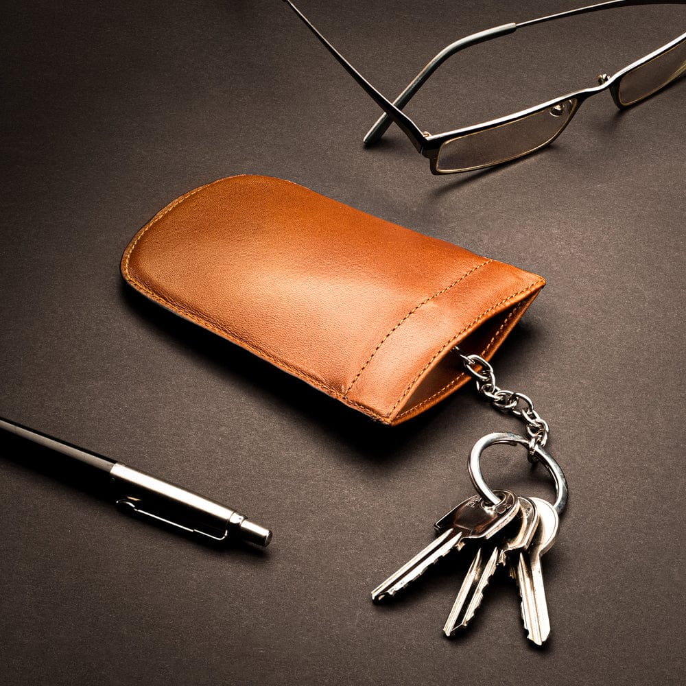 Leather key case with squeeze spring opening, havana tan, lifestyle