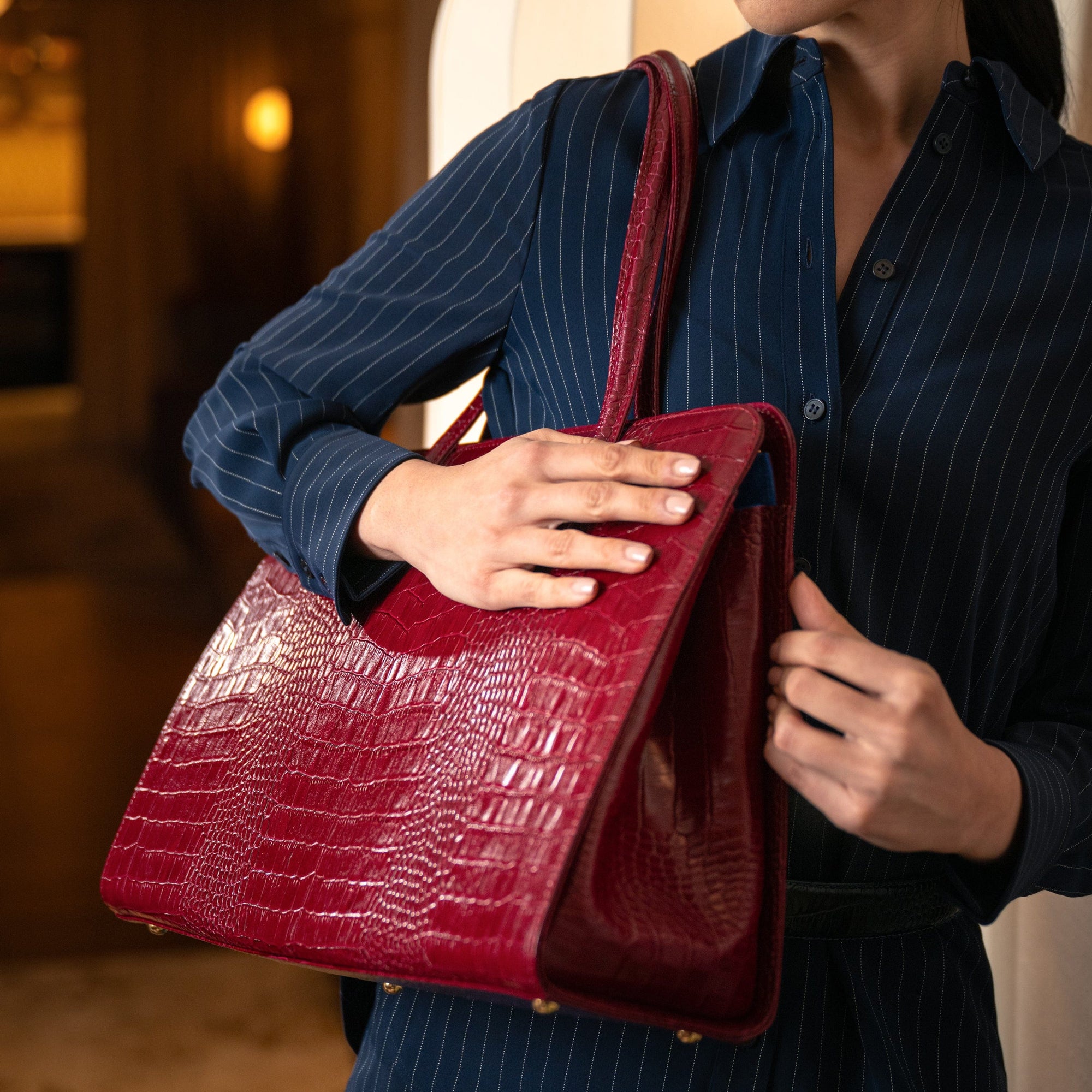 Ladies' leather 15" laptop handbag, pink croc, lifestyle