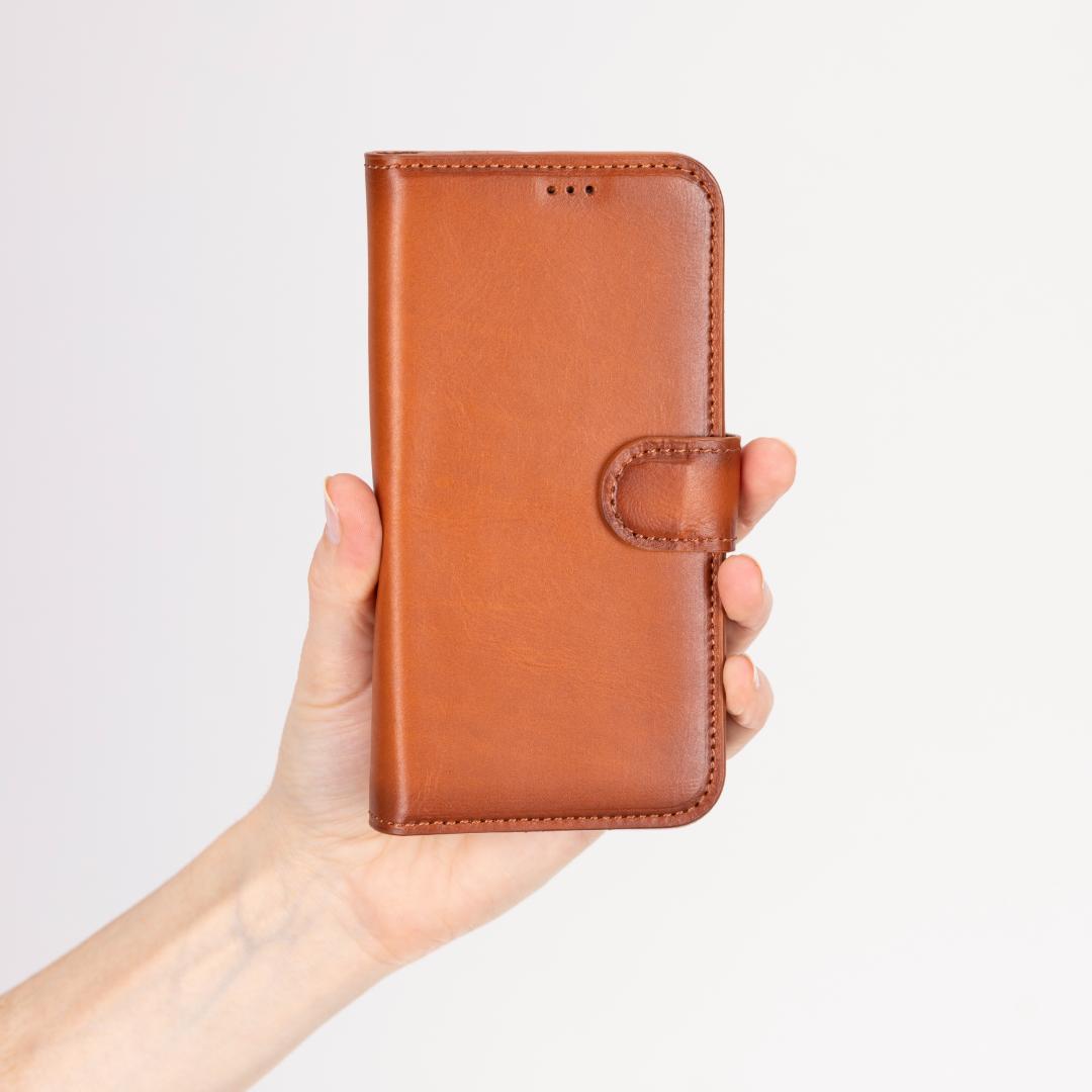 iPhone 16 Pro Max case in leather with RFID, tan, lifestyle