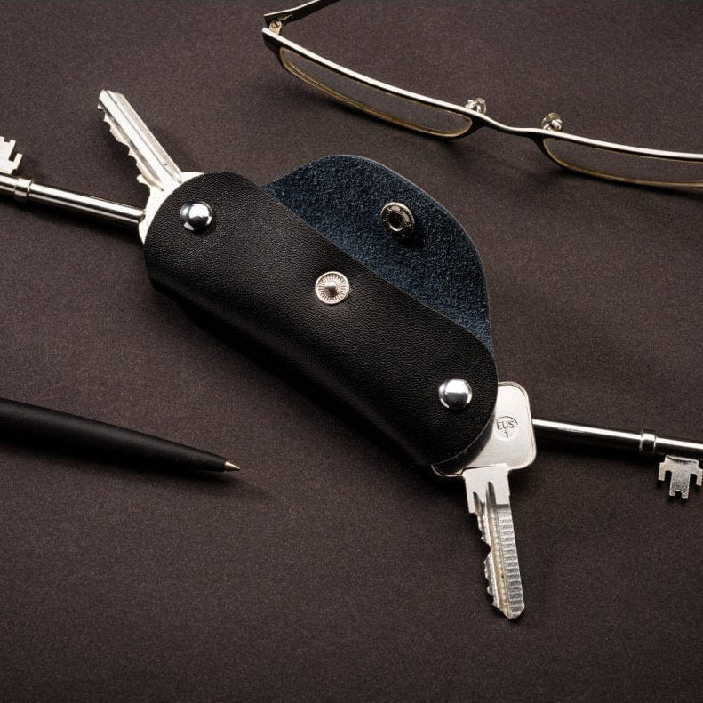 Small leather key holder, black, lifestyle